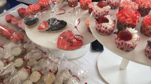 Celebran el día del amor y la amistad con abrazos y besos