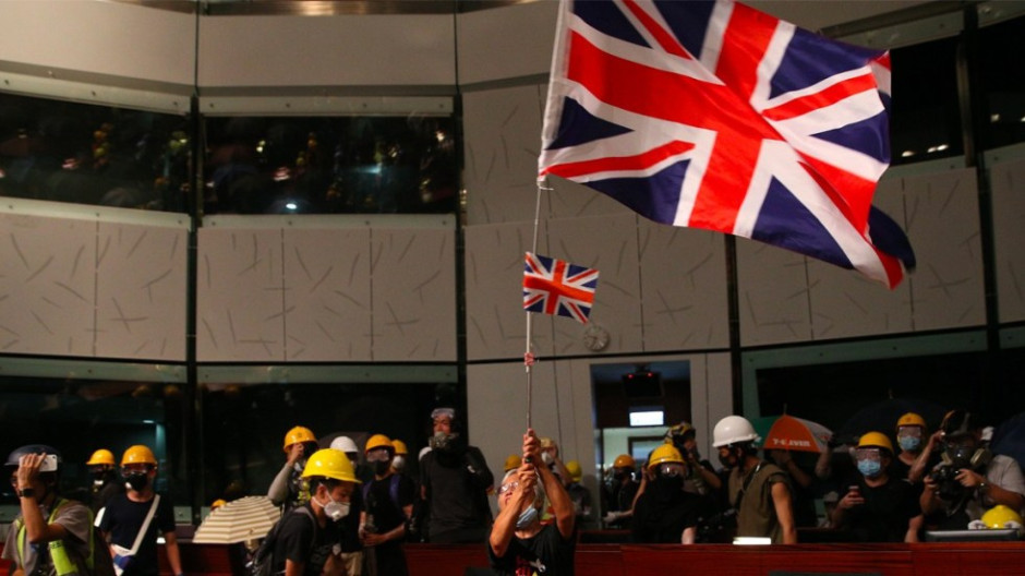 Policía recupera parlamento de Hong Kong
