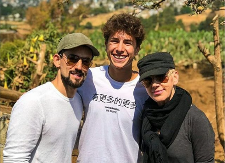 JuanPa Zurita hace casas con #lovearmymexico