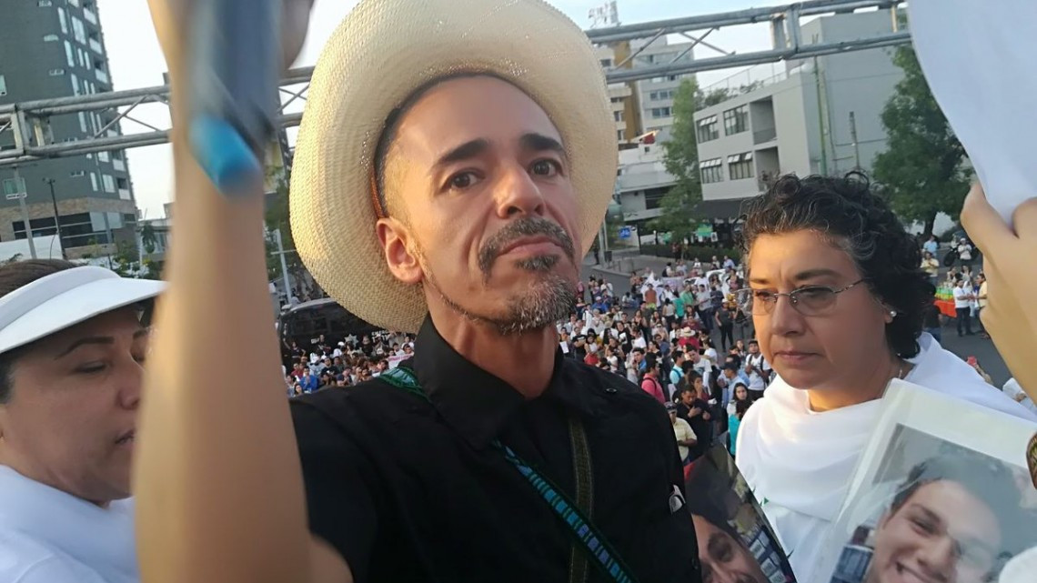 Rubén Albarrán canta en marcha por estudiantes de Jalisco