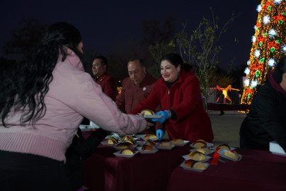 Disfrutan familias de Nuevo Laredo mega rosca de reyes en el Viveros Mágico
