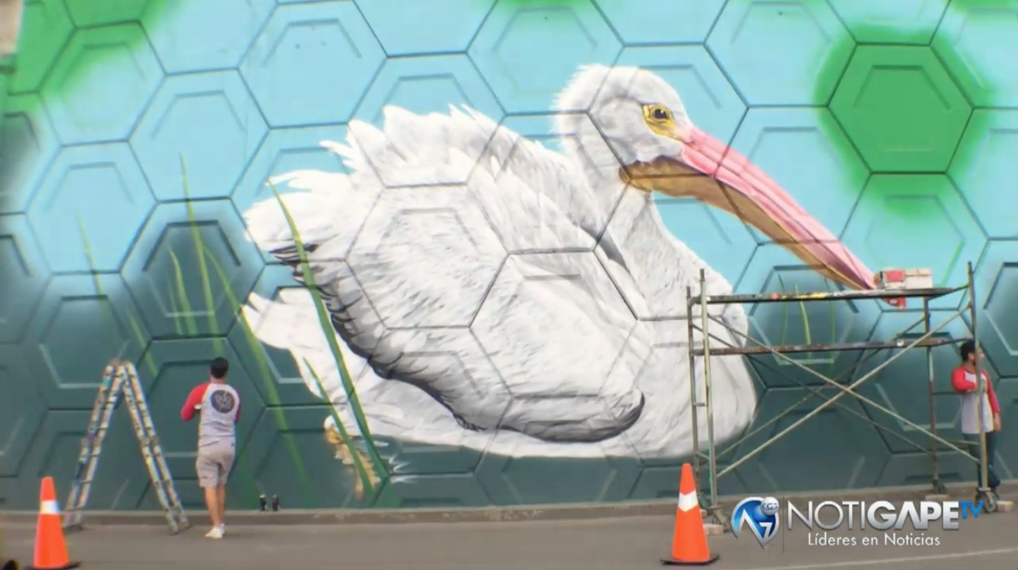 Jóvenes muralistas animan imagen urbana