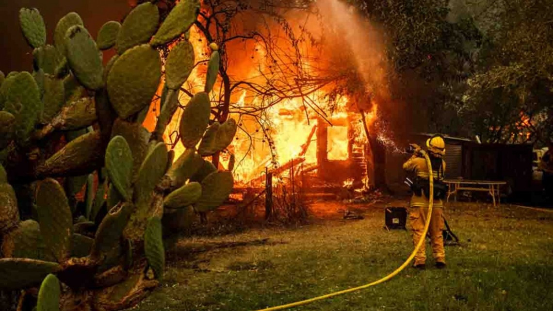 Desalojan casas por fuertes incendios en California