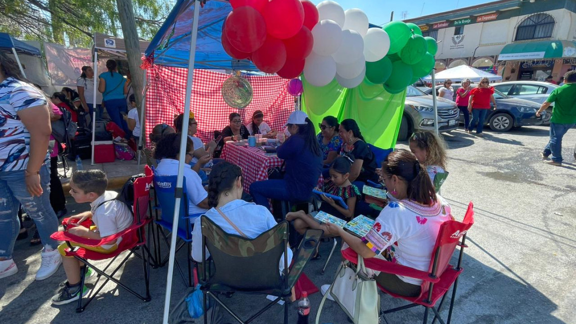 Celebran la Independencia de México en plantón del CREDE