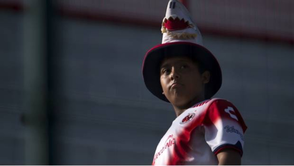 Con violencia entre aficionados, inicia la liga MX