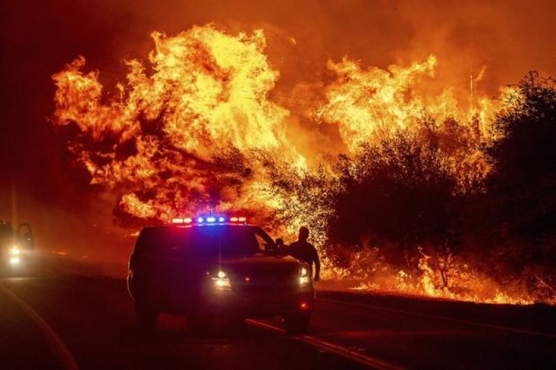 Incendios forestales dejan 3 muertos en norte de California