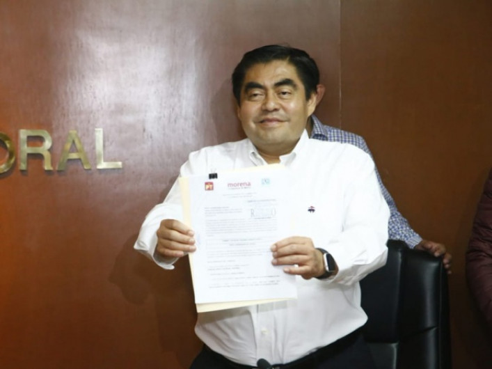 Barbosa se registra como candidato a gubernatura de Puebla