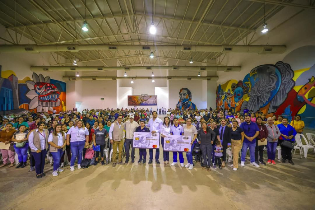 Impulsa Carlos Peña Ortiz apoyos a la educación con entrega de Becas Rita Cetina