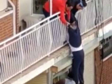 ¡Por poco! Hombre resbala de balcón y queda colgando