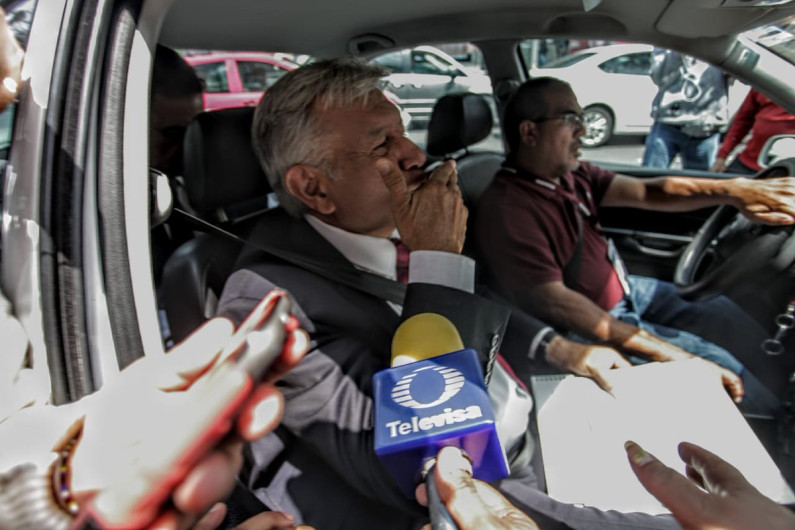 AMLO arriba a sus oficinas  de la colonia Roma