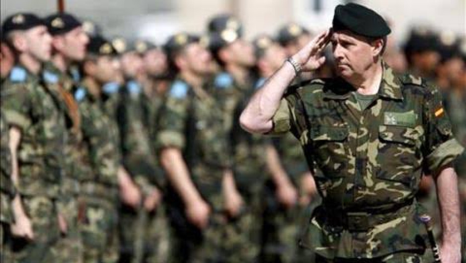 Dimite General de España por saltarse fila de vacunación