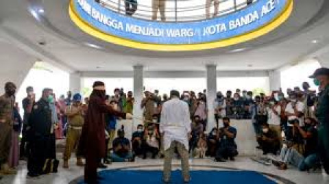 Azotan a pareja homosexual en Indonesia