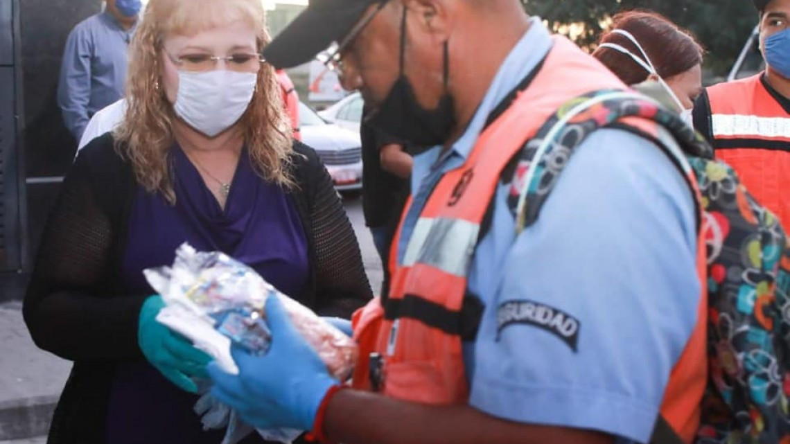 Entrega alcaldesa cubrebocas en Parque Industrial del Norte