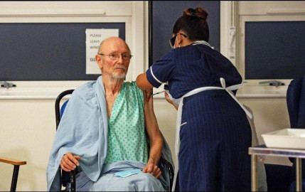 Fallece el primer hombre en recibir la vacuna contra COVID-19 en Reino Unido