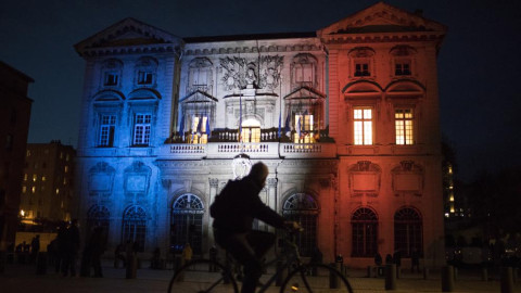 Francia extenderá la medida del toque de queda