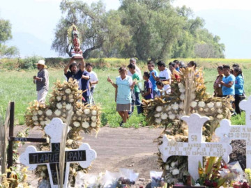 Colocan cruces por víctimas en Tlahuelilpan