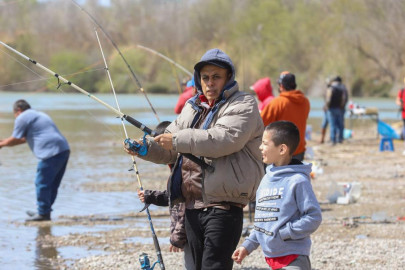 Conviven familias en torneo de pesca en el Río Bravo