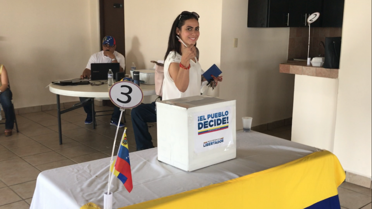 Gran afluencia de venezolanos en Consulta Popular