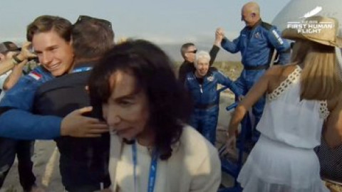 Jeff Bezos vuelve a tierra tras alcanzar el espacio con su propio cohete