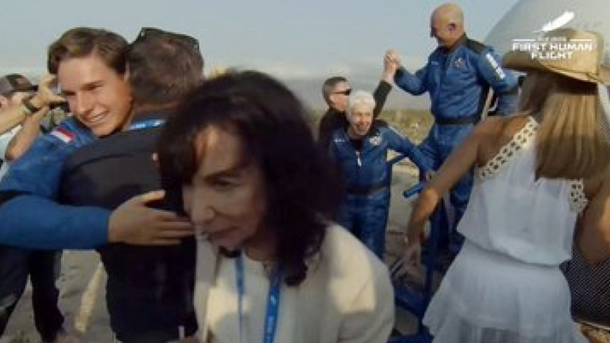 Jeff Bezos vuelve a tierra tras alcanzar el espacio con su propio cohete