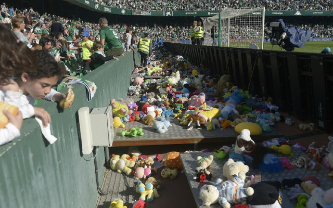 Llueven peluches en el estadio del Betis