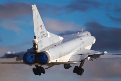 Bombardero ruso Tu-22 realiza aterrizaje emergencia