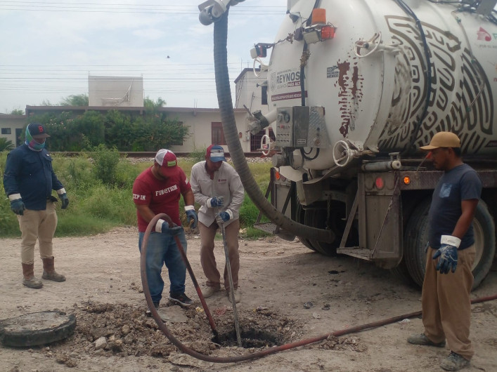 Desazolva Comapa drenaje sanitario en varios sectores de la ciudad