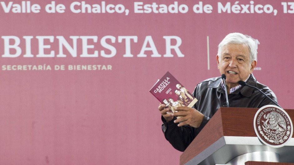 Presenta López Obrador “Cartilla Moral”