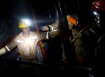 Trabajadores sudafricanos piden el cierre de mina tras rescate masivo