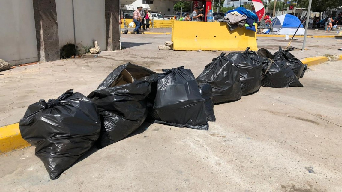 Encabeza Monseñor labor de limpieza en campamento de migrantes