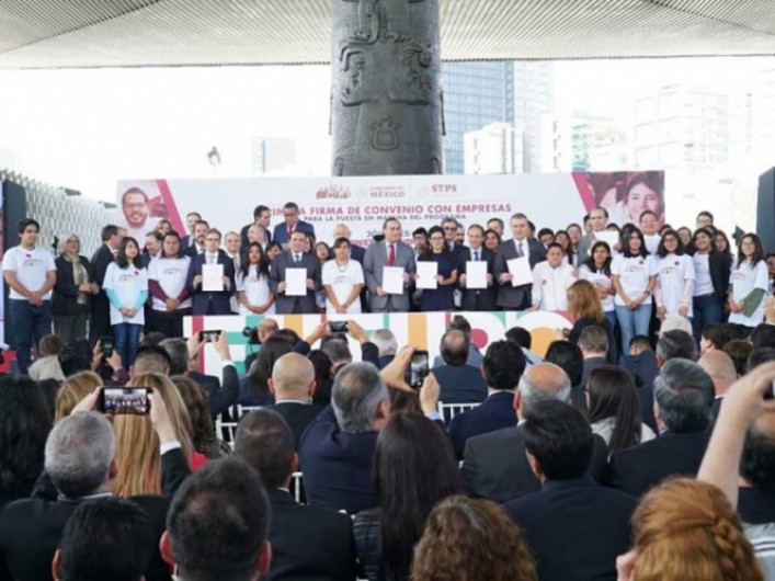 Empleo y becas a jóvenes en el sexenio