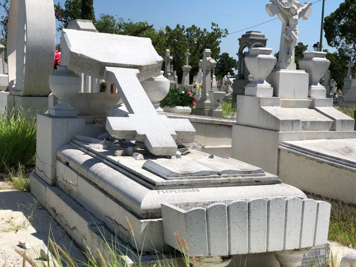 Recolecta más de 40 toneladas de ramas, troncos y basura del panteón antiguo municipal de Nuevo Laredo