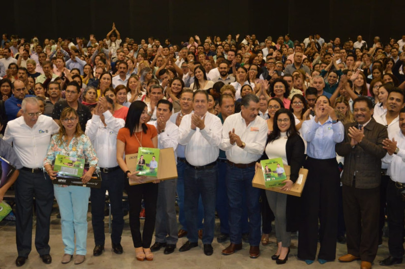 Personal al Servicio de la Educación son beneficiados con equipos de cómputo