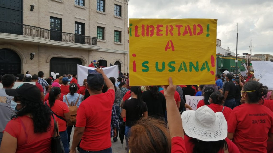 Obreros se manifiestan en la Plaza principal de Matamoros