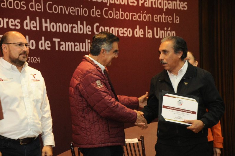 Entrega gobernador reconocimientos a servidores públicos capacitados por el Senado