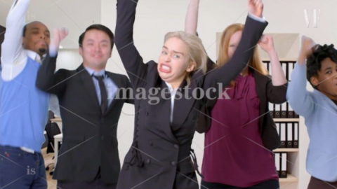 Emilia Clarke recrea fotos de archivo en una oficina