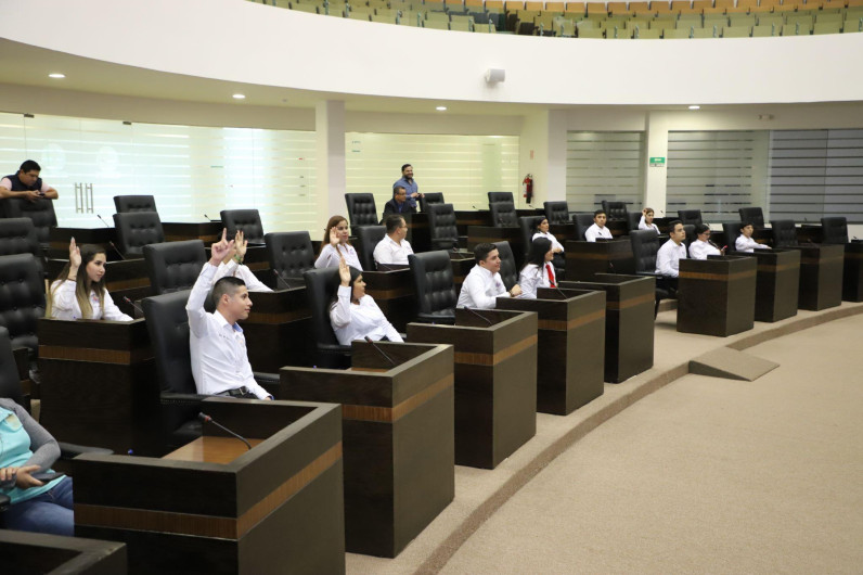 Participan estudiantes reynosenses en actividades legislativas que fortalecen la democracia