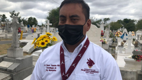 Familias visitan a sus fieles difuntos en Nuevo Laredo 