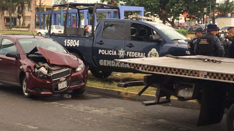Patrulla de la Gendarmería ocasiona aparatoso choque 