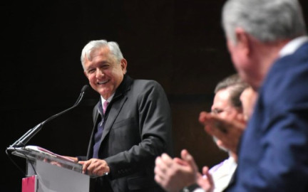 Asiste AMLO a toma de protesta de gobernador de Tabasco