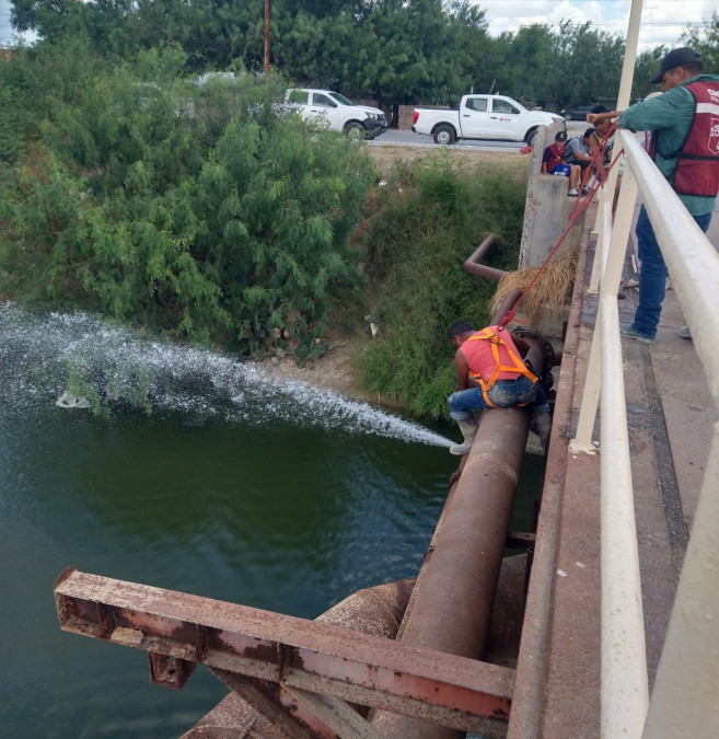 Reparó COMAPA fuga de agua potable sobre Puente Negro del Canal Anzalduas