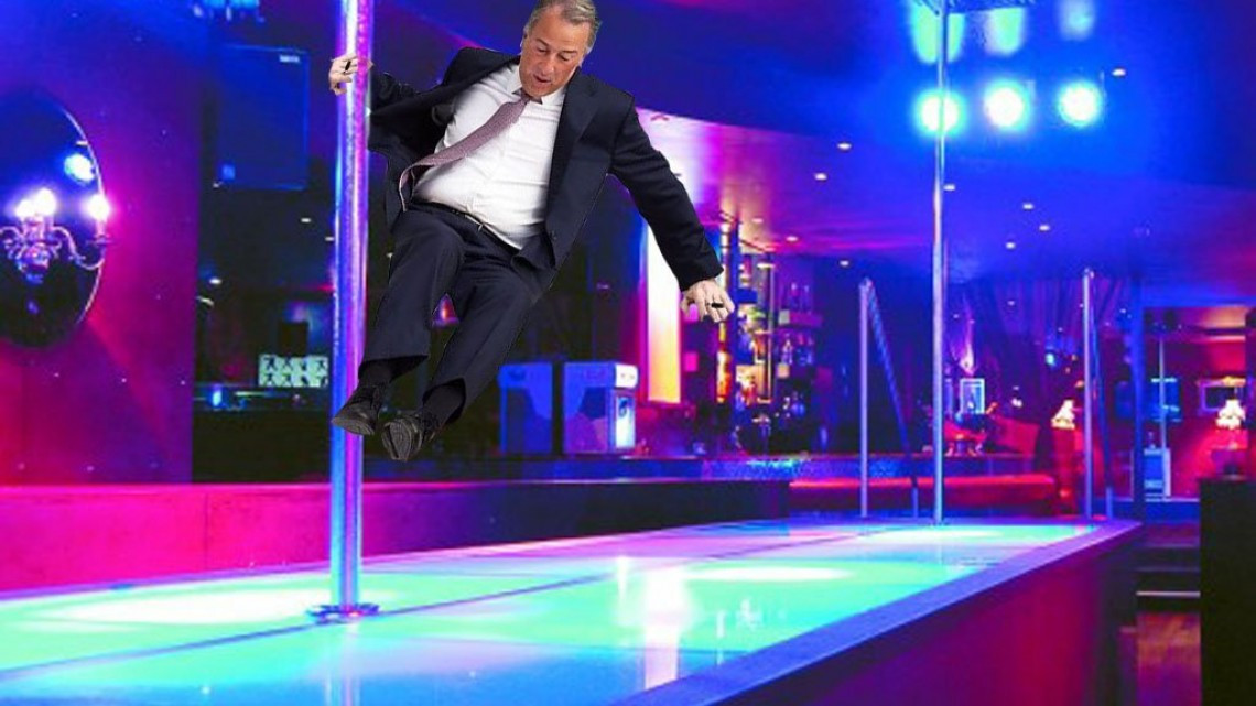 Meade cae por poco y en redes lo viralizan