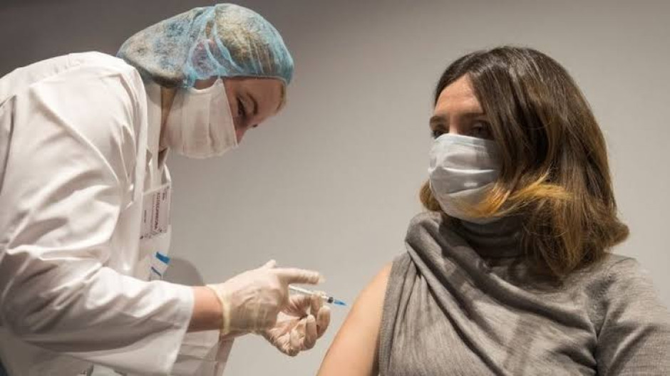 Inicia vacunación anticovid en Chile para menores de 60 años