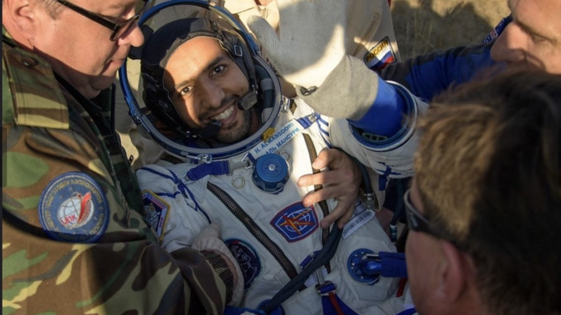 Astronauta árabe regresa sano y salvo a la Tierra 