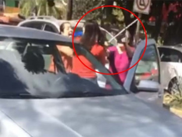 Joven golpea a familia por tardarse en cruzar la calle