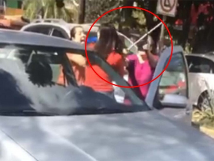 Joven golpea a familia por tardarse en cruzar la calle