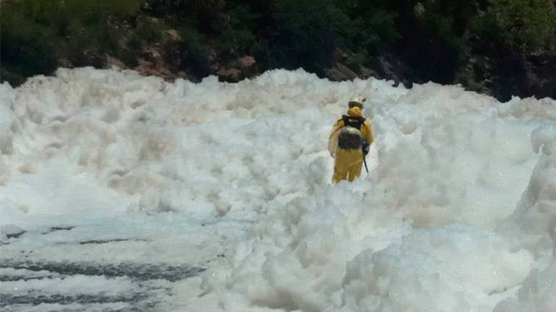 Desaparece hombre en espuma tóxica en Puebla
