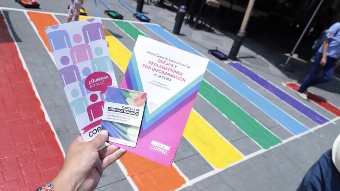 Pintan paso peatonal con los colores de la bandera LGBTTTI en la CDMX