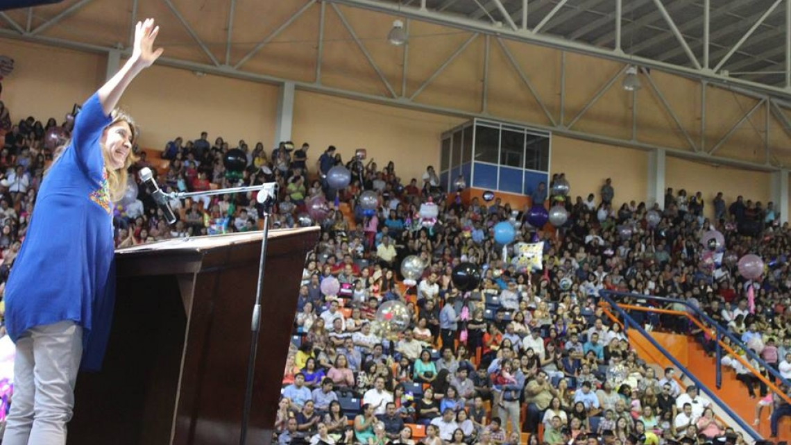 Maki felicita a graduados de CETIS No. 71