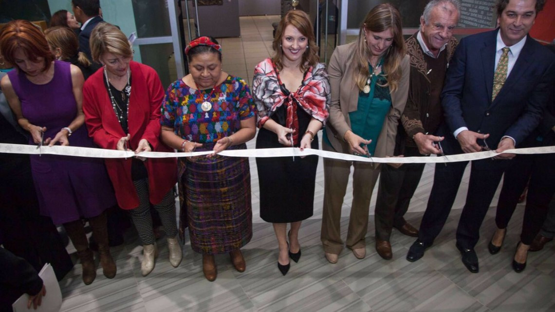 Lleva DIF Tamaulipas a Rigoberta Menchú a conferencia en Reynosa